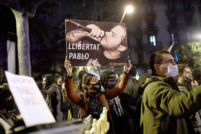 Manifestación contra la decisión de la Audiencia Nacional de conceder un plazo de diez días a Pablo Hásel para entrar voluntariamente en prisión, el 30 de enero, en Barcelona.  · Foto: Josep Lago, AFP