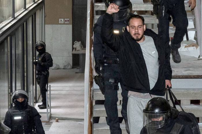 Pablo Hasél es detenido en la Universidad de Lleida, Lérida, España, ​​el 16 de febrero. · Foto: J. Martin, AFP