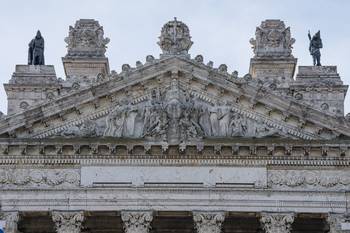 Indios charrúas Zapicán y Abayubá sobre las pilastras laterales de la fachada principal del Palacio Legislativo. · Foto: Gianni Schiaffarino