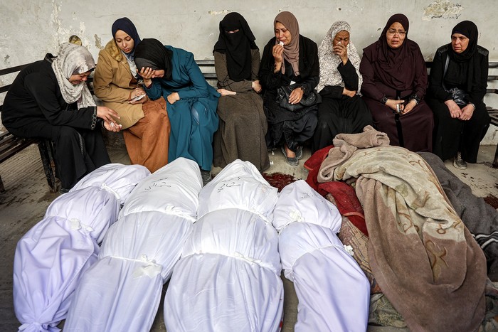 Cuerpos envueltos de las víctimas de los bombardeos israelíes en el suelo del hospital árabe Ahlí, también conocido como el hospital Bautista, el 18 de marzo, en la ciudad de Gaza. · Foto: Omar Al-Qattaa, AFP