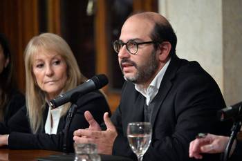 Sebastián Valdomir y Carolina Cosse en el acto conmemorativo del 110º aniversario del Genocidio Armenio (1915-2025). Foto: Departamento de Fotografía del Parlamento del Uruguay.