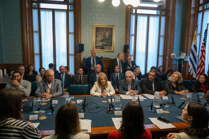Carolina Cosse y Rodrigo Goñi, durante el encuentro con la delegación de empresarios tecnológicos de EE.UU. en la Sala Martín C. Martínez del Palacio Legislativo. · Foto: Departamento de Fotografía del Parlamento