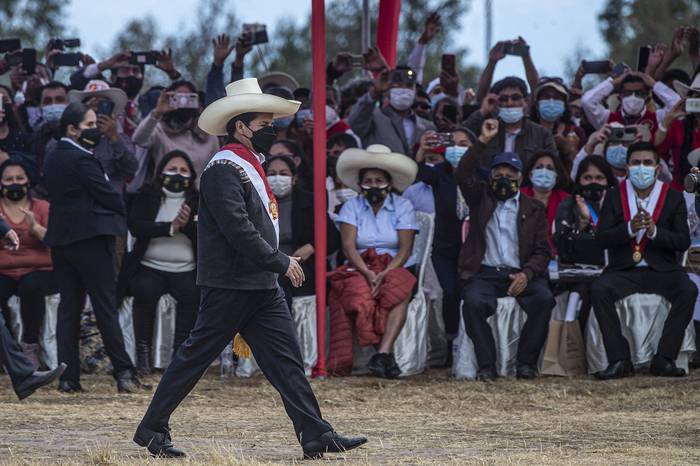 Pedro Castillo, previo a su discurso durante la ceremonia simbólica de investidura presidencial, el 29 de julio, en Pampa de la Quinua, en Ayacucho, Perú. · Foto: Ernesto Benavides, AFP