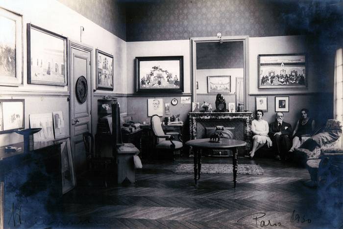 Figari junto a sus hijas Isabel y Emma París, 1930. 20 x 30 cm. Reproducción del original. · Foto: S/d de autor, cortesía MNAV.
