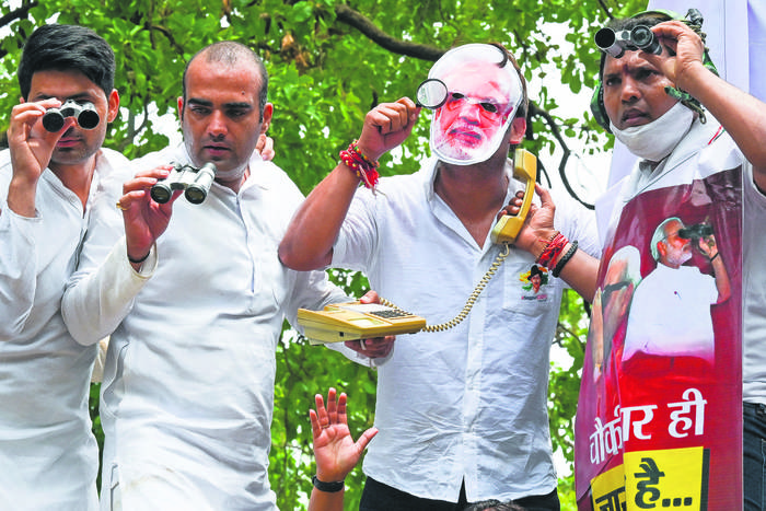 Trabajadores del partido del Congreso de la India, durante una manifestación contra el gobierno liderado por el Partido Bharatiya Janata y el primer ministro indio Narendra Modi, contra la presunta operación de vigilancia con el software espía Pegasus, el 20 de julio, en Nueva Delhi. Foto: Prakash Singh, AFP