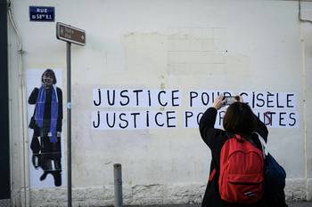 Mural con la imagen de Gisele Pelicot y el lema “Justicia para Gisele, justicia para todos”, el 18 de diciembre, cerca del palacio de justicia de Aviñón, en Aviñón, Francia. · Foto: Miguel Medina, AFP