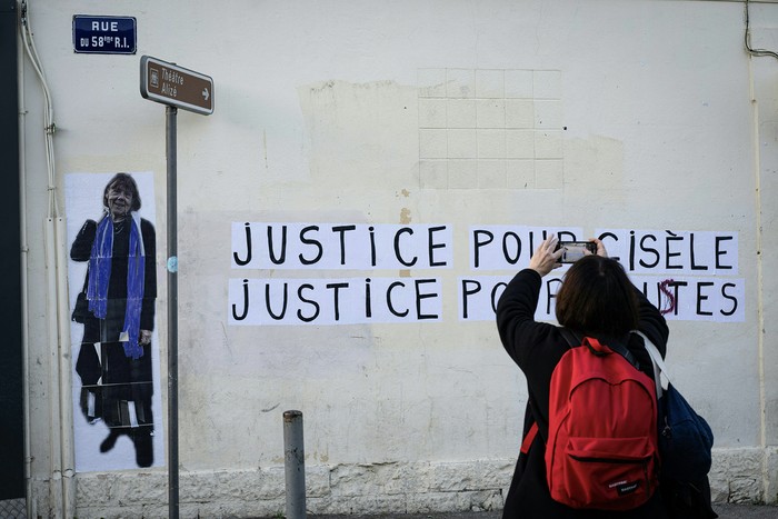 Mural con la imagen de Gisele Pelicot y el lema "justicia para Gisele, justicia para todos", el 18 de diciembre, cerca del palacio de justicia de Avignon, en Avignon, Francia. · Foto: Miguel Medina, AFP