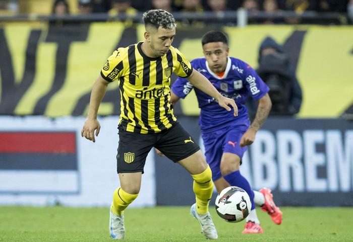 Leonardo Fernández, de Peñarol, y Agustín Soria, de Defensor, este domingo, en el estadio Campeón del Siglo. · Foto: Enzo Santos