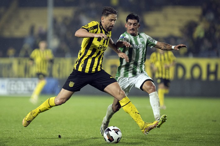 Gastón Ramírez, de Peñarol, y Lucas Rodríguez, de Racing, el 30 de setiembre, en el estadio Campeón del Siglo. · Foto: Enzo Santos