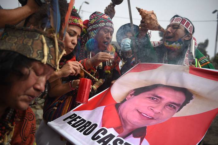 Ritual de Chamanes para predecir el ganador de la segunda vuelta electoral, el 26 de mayo, en el cerro San Cristóbal, en Lima.  · Foto: Ernesto Benavides, AFP