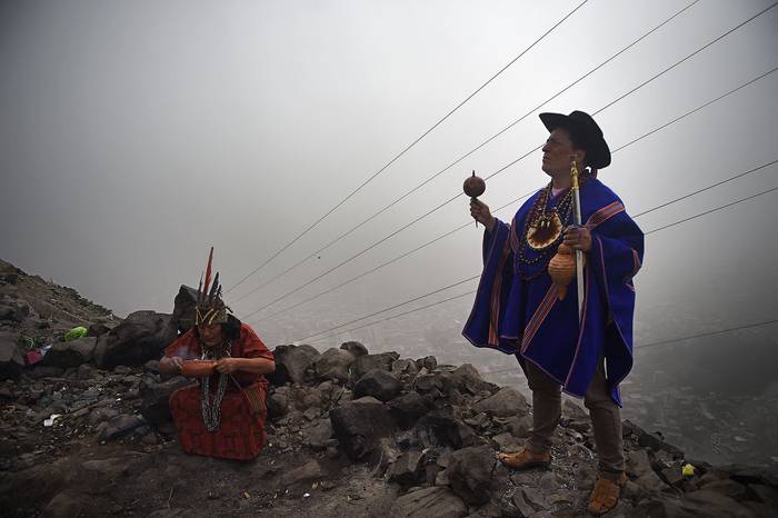 Chamanes realizan un ritual para predecir el ganador de la próxima segunda vuelta electoral peruana,
en el Cerro San Cristóbal, el 26 de mayo, en Lima.
 · Foto: Ernesto Benavides, AFP
