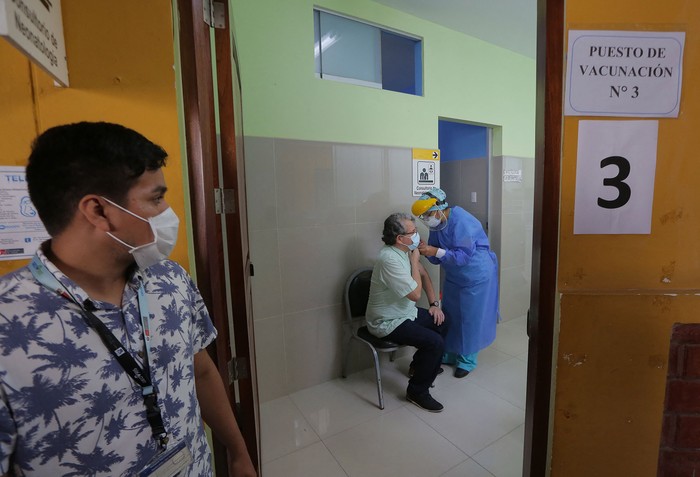 Primer día de vacunación COVID-19, el 9 de febrero, en Lima. · Foto: Luka Gonzáles, AFP