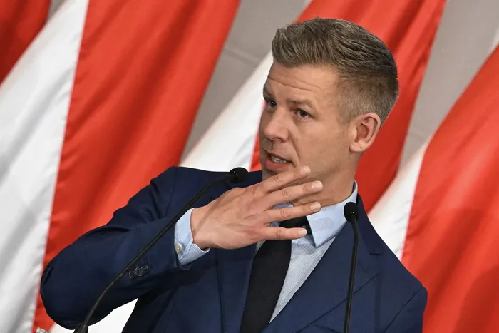 Péter Magyar, durante una conferencia de prensa, el 12 de abril en Budapest. · Foto: Attila  Kisbenedek / AFP