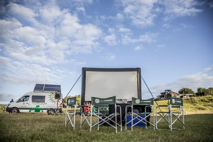 Plataforma de Ecocinema con paneles. · Foto: Difusión