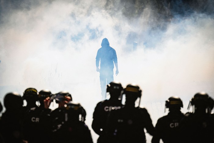 Agentes de la policía antidisturbios durante una manifestación en Nantes, el 18 de setiembre de 2025. · Foto: Loic Venance, AFP