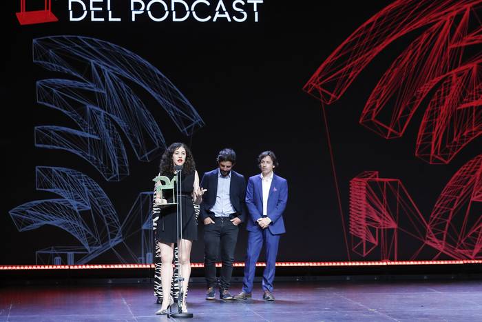 Cecilia Bastida, de _Punk In Translation_, recibe el premio al Mejor Podcast Internacional de habla no inglesa durante los II Premios Ondas Globales del Podcast, el 3 de mayo, en Málaga. · Foto: Jorge Zapata, EFE