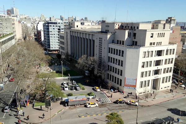 Banco de Previsión Social, en Montevideo (archivo, agosto de 2014). · Foto: Ricardo Antúnez, adhocFOTOS