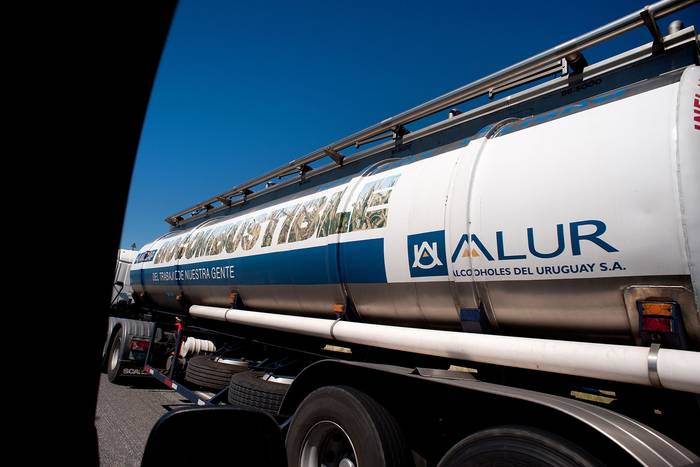 Camión de transporte de combustible de ALUR (archivo, febrero de 2012). · Foto: Ricardo Antúnez, adhocFOTOS