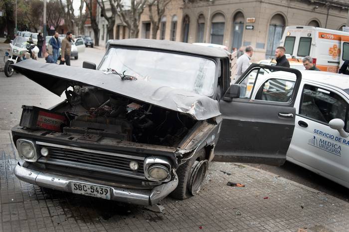Accidente de transito en el barrio La Aguada, Montevideo.  · Foto: Ricardo Antúnez, adhocFOTOS