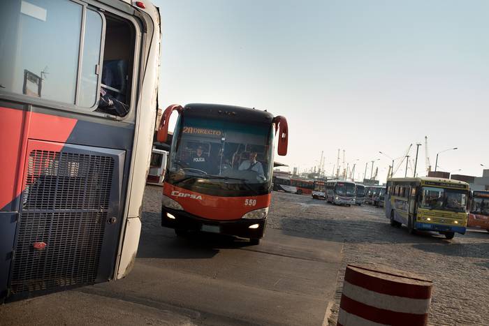 Terminal de buses interdepartamentales, en rambla portuaria esquina Río Branco, en Montevideo (archivo , agosto de 2016). · Foto: Ricardo Antúnez, adhocFOTOS