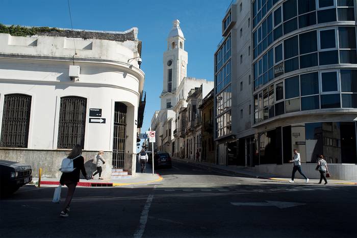 Vista de la torre del Correo, desde las calles Misiones y Reconquista, en la Ciudad Vieja, en Montevideo (archivo, noviembre de 2017). · Foto: Ricardo Antúnez, adhocFOTOS