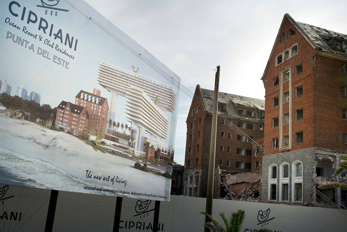 Demolición del Hotel San Rafael. Archivo: abril de 2019 · Foto: Ricardo Antúnez, adhocFOTOS