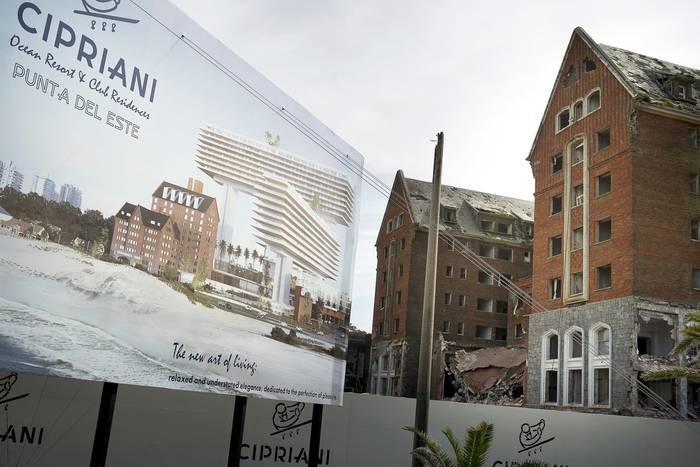 Demolición del hotel San Rafael en Punta del Este. (archivo, abril de 2019) · Foto: Ricardo Antúnez, adhocFOTOS