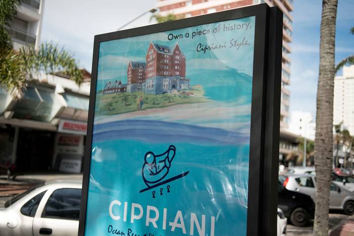Publicidad de la empresa Cipriani, que construirá un nuevo edificio en el predio del Hotel San Rafael (archivo, abril de 2019) · Foto: Ricardo Antúnez, adhocFOTOS