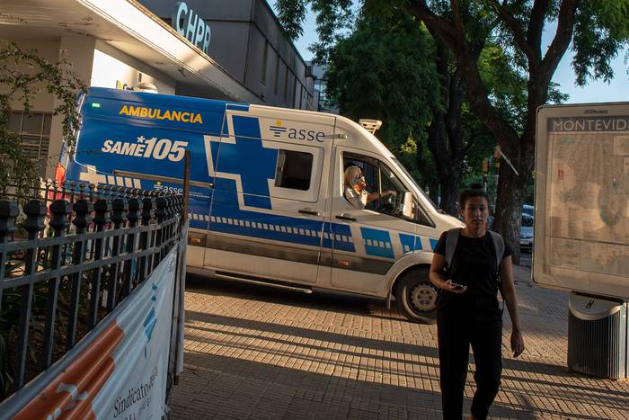  Ambulancia de SAME, en la puerta del Hospital Pereira Rossell. Archivo, febrero 2021. · Foto: Ricardo Antúnez, adhocFOTOS