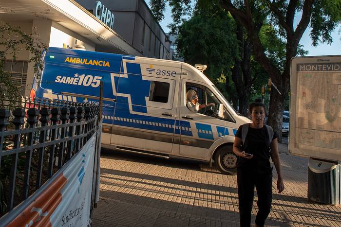 Ambulancia de SAME 105, en el Hospital Pereira Rossell, en Montevideo (archivo, febrero de 2021) · Foto: Ricardo Antúnez, adhocFOTOS