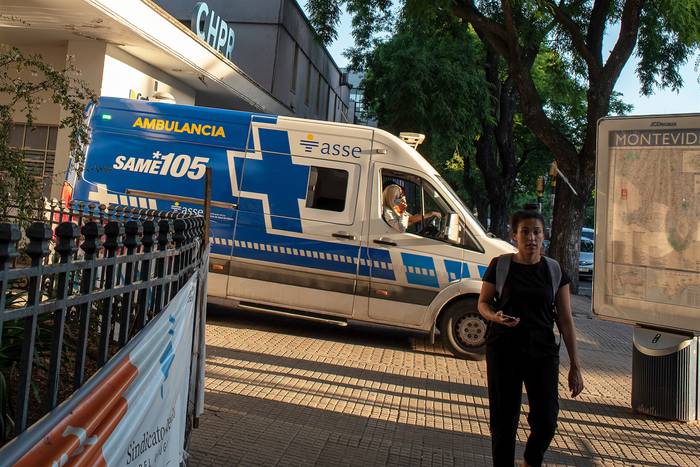 Ambulancia de ASSE (archivo, febrero de 2021). · Foto: Ricardo Antúnez, adhocFOTOS