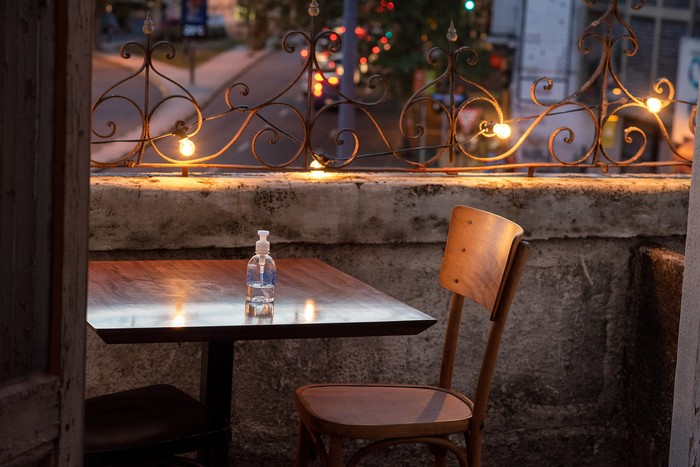 Balcón del bar Pastora, en Av. Brasil y Pablo de María (archivo,marzo de 2021). · Foto: Ricardo Antúnez, adhocFOTOS