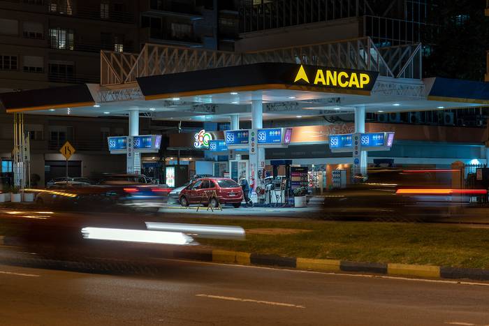 Estación de servicio Ancap en la rambla de Montevideo. · Foto: Ricardo Antúnez, adhocFOTOS