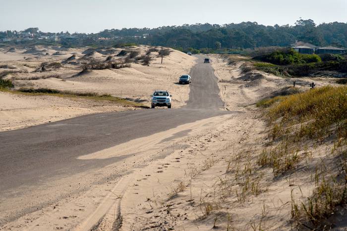 Ruta al borde de la playa en Punta Colorada (archivo, agosto de 2021). · Foto: Ricardo Antúnez, adhocFOTOS