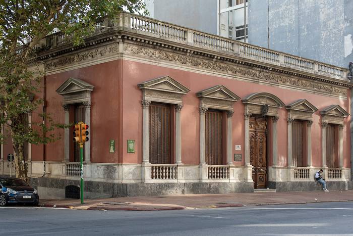 Palacio Santos, en la esquina de Cuareim y 18 de julio, sede del Ministerio de Relaciones Exteriores (02.04.2022). · Foto: Ricardo Antúnez, adhocFOTOS