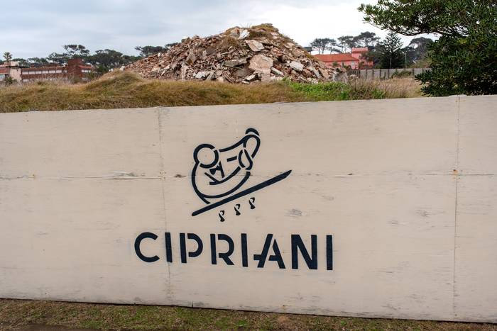 Predio del hotel San Rafael demolido, en Punta del Este, donde la empresa Cipriani anuncia la construcción de un nuevo edificio (archivo, junio de 2022). · Foto: Ricardo Antúnez, adhocFOTOS