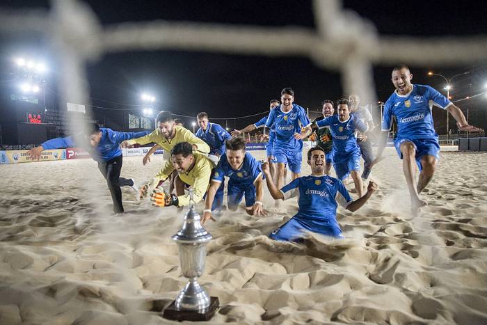 Jugadores de Malvín celebran el campeonato, el 20 de diciembre, en la Playa Pocitos. · Foto: Natalia Rovira