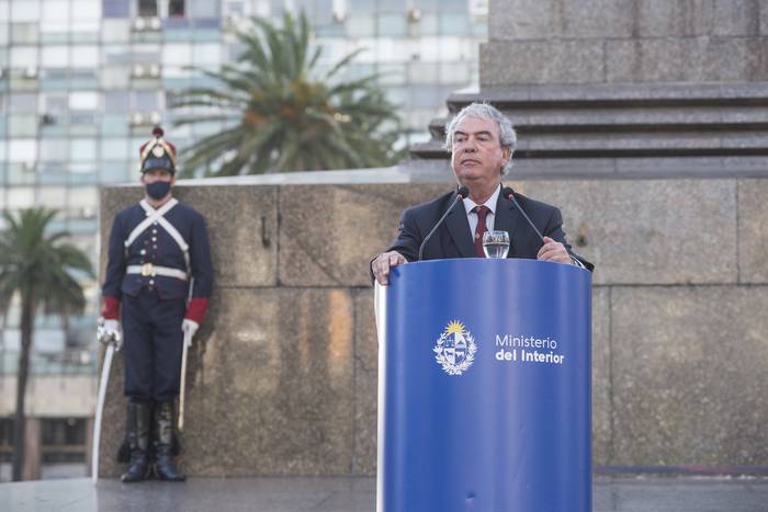 Luis Alberto Heber, en el Día del Policía, en la Plaza Independencia, en Montevideo. · Foto: Natalia Rovira
