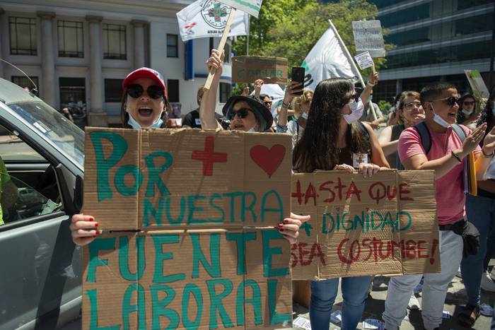 Movilización de trabajadores de Casa de Galicia, en el Ministerio de Salud Pública. · Foto: Alessandro Maradei