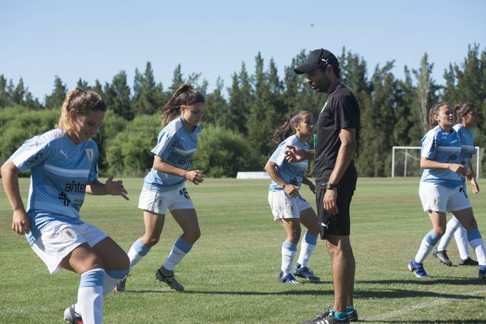 Entrenamiento de la Selección sub 20 de Uruguay Femenino, en el complejo deportivo Enrique Castro (archivo, diciembre de 2020). · Foto: Natalia Rovira