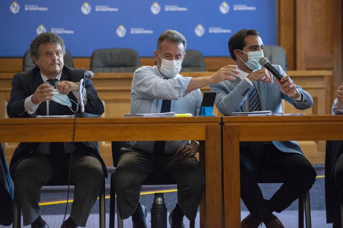 Fernando Blanco, Daniel Salinas y José Luis Satdjian, el 27 de diciembre, durante la reunión mantenida en el Ministerio de Salud Pública. · Foto: Alessandro Maradei