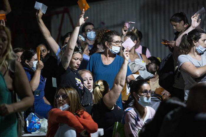 Votación en la Asamblea General de trabajadores de Casa de Galicia, el 27 de diciembre. · Foto: Mauricio Zina