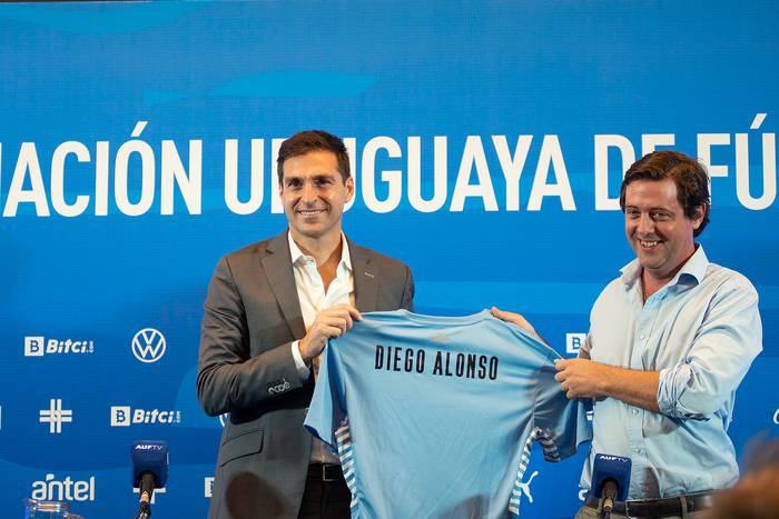 Diego Alonso e Ignacio Alonso, luego de la conferencia de prensa que lo presentó como el nuevo entrenador de la Selección Uruguaya de Fútbol. · Foto: Alessandro Maradei