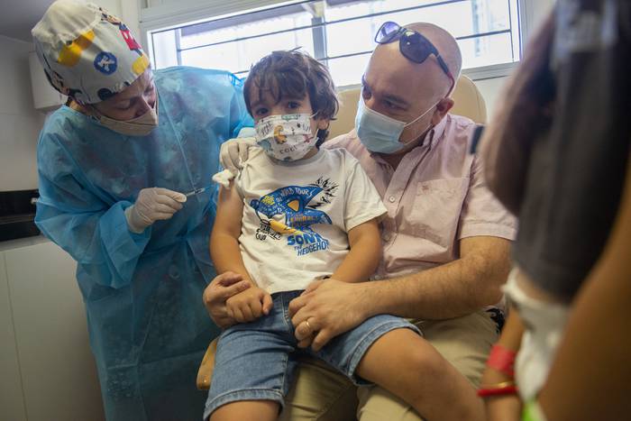Vacunación en niños, el 12 de enero, en el Centro Hospitalario Pereira Rossell. · Foto: Alessandro Maradei