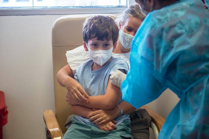 Vacunación contra el Covid -19 a niños de 5 a 11 años, el 12 de enero, en el Centro Hospitalario Pereira Rossell. · Foto: Alessandro Maradei