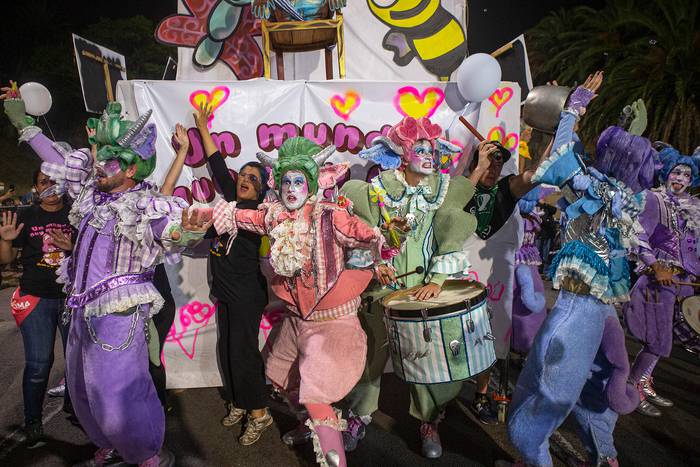 Murga Metele que son Pasteles, durante el Desfile Inaugural del Carnaval 2022, el 20 de enero, en las canteras del Parque Rodó. · Foto: .