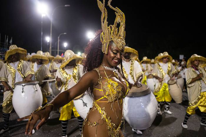 Comparsa Valores de Ansina, durante el Desfile Inaugural del Carnaval 2022, el 20 de enero, en las canteras del Parque Rodó. · Foto: Ernesto Ryan