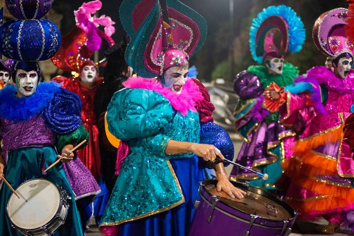 Murga Nos Obligan a Salir, durante el Desfile Inaugural del Carnaval 2022, el 20 de enero, en las canteras del Parque Rodó. · Foto: Alessandro Maradei