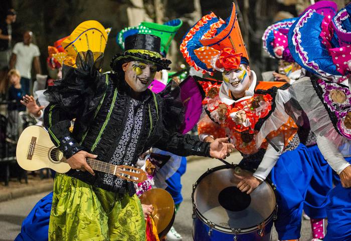 Murga Araca la Cana, durante el Desfile Inaugural del Carnaval 2022, el 20 de enero, en las canteras del Parque Rodó. · Foto: Alessandro Maradei