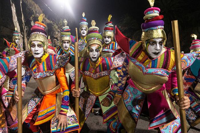 Murga Curtidores de Hongos, durante el Desfile Inaugural del Carnaval 2022, el 20 de enero, en las canteras del Parque Rodó. · Foto: .